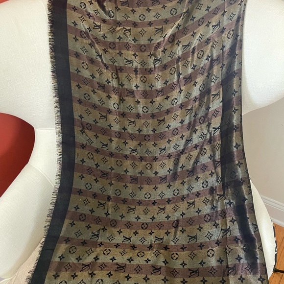 SO SHINE MONOGRAM SHAWL - Picture 6 of 12